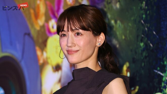 綾瀬はるか、NHK大河ドラマ『べらぼう』メイク中ショットが「美しすぎ」沸騰のなか…恋人・SixTONESジェシーとの『紅白』“共演”が「不安ゼロ」と言われる理由の画像