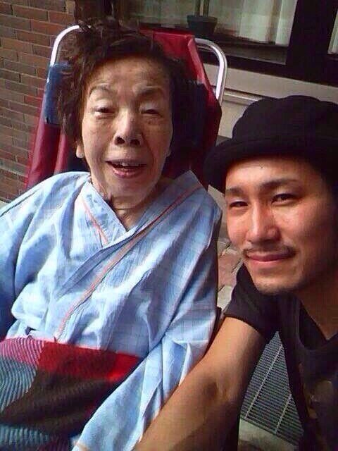 “祖母の友人”から15億円を相続した芸人が「養母との2ショット」を初公開　海外の窃盗団・横領・後輩の裏切り…特別な人生を語るの画像