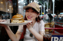 「フライデーされたのかと思った」指原莉乃＆ブラマヨ小杉、おそろカチューシャのディズニー2ショットに「後妻業の女感が強すぎる」の声！