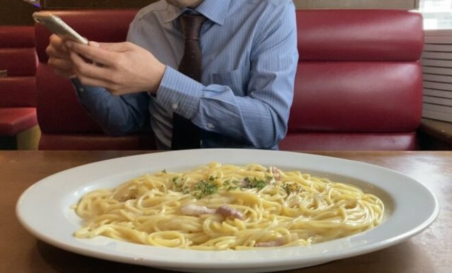 10～30代男女が「気になる人の食事マナー」、食事中のスマホも周囲はモヤモヤしているかも【第4位以下】の画像
