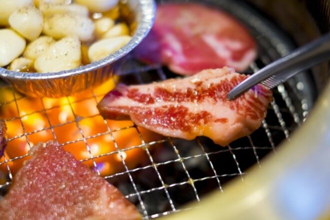 あえて火の上がる焼肉をガッツリ、“10年に1度”の猛暑をぶっとばせ20～30代「夏に食べたいスタミナメニュー」【トップ3】の画像