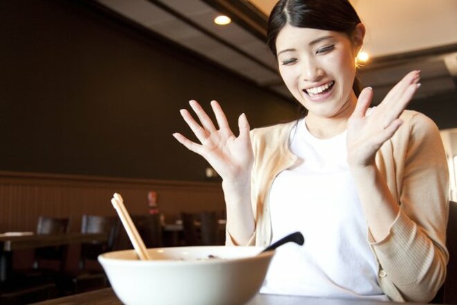女子がハマる“ネオラーメン” マグカップで提供の泡たっぷり「カプチーノラーメン」が沸騰 ラーメンライターが分析「新感覚」の画像