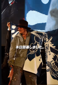 ジョニー・デップがコミコンで“300円カプセルトイ指輪”装着しSNSで急拡散　製作者は驚き「意味不明」、販売元も「再販を検討」