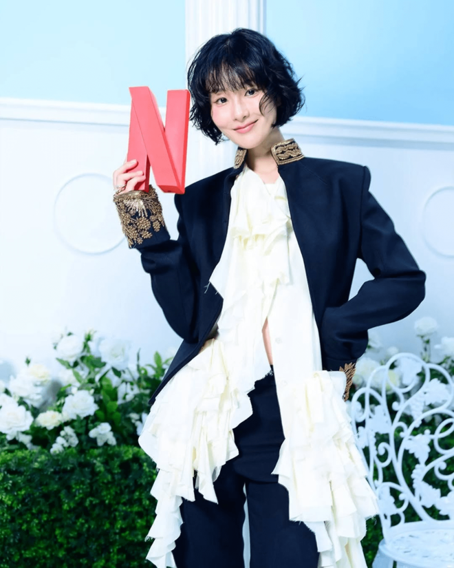 「そんなに綺麗でいる必要ある？」町田啓太の妻、輝く宝石メイクで印象ガラリ　夫婦そろって“サブスクドラマ無双”の現在地の画像