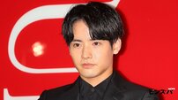 「あ、自宅公開してしまった。。」赤楚衛二の“ぶっとい上腕”ピアノ姿に26歳共演女優も反応　実父は大学の学長