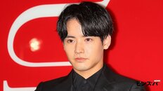 「あ、自宅公開してしまった。。」赤楚衛二の“ぶっとい上腕”ピアノ姿に26歳共演女優も反応　実父は大学の学長