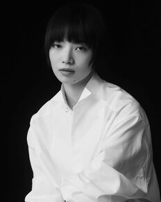 小松菜奈、デコ出しセンター分け近影に驚き「私の知ってる小松菜奈じゃない」　眉ナシ姿からピンク髪まで変幻自在の魅力
