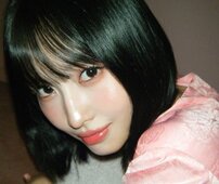 「スタイルやば」TWICEモモ、メガネ＆腹チラタンクトップ姿で渋谷に降臨 “彼女感がスゴい”ほろ酔いショットに悶絶