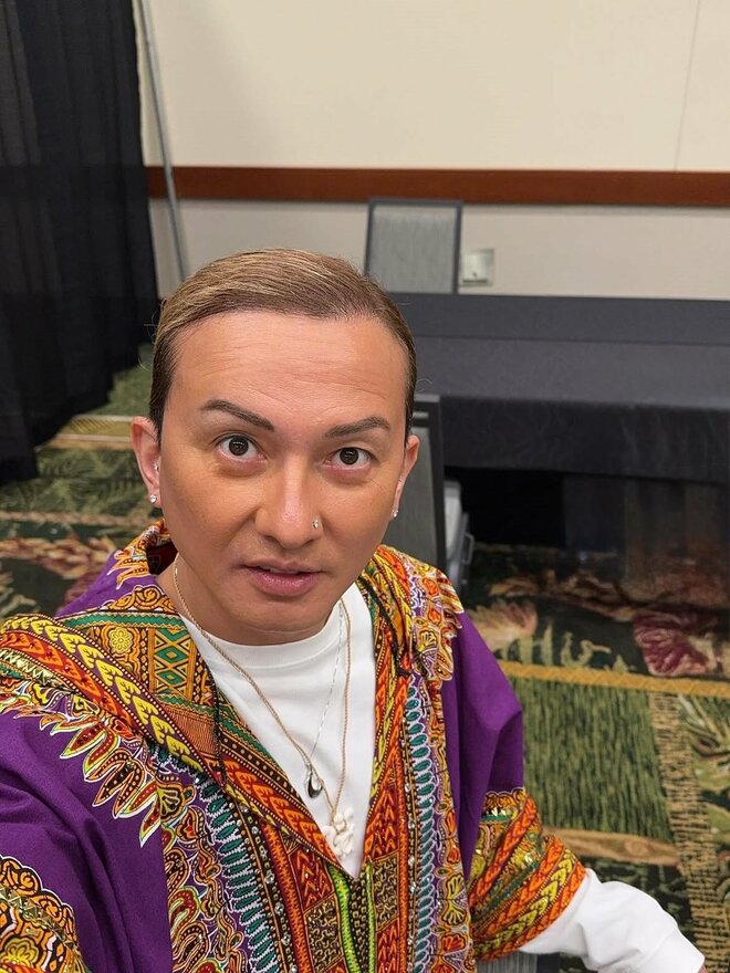 DA PUMP・ISSA、両腕びっしりタトゥー＆金髪ロン毛のワイルド近影に「ごきげんなお顔ですね」 “平成のモテ男”は現在2児のパパにの画像