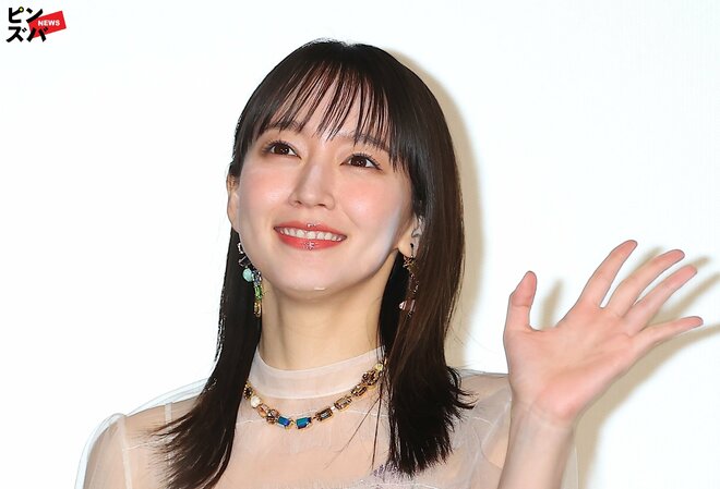 「似合いすぎでしょ」吉岡里帆、映画“CA姿ショット”が大沸騰　どんぎつねも…扮装時は毎度話題の“憑依力”の画像