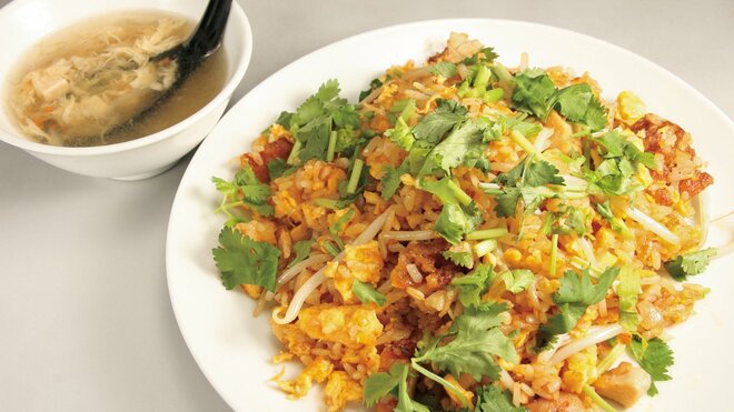 揚げ鶏のトムヤムパクチー炒飯　990円