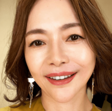 「顔が変わった？」玉置浩二の妻で55歳美魔女・青田典子が顔面激変!?ヘアチェンジで心機一転報告に「面影ない」「若くて可愛い」とファン驚き