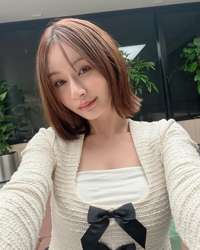 “10キロ減”告白の宮崎麗果、赤髪＆ペタンコお腹のぞくほっそりTシャツ姿に「お痩せになって」「スタイルが異次元」驚きの画像