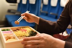 男女100人が選ぶ【新幹線で他人が食べていると嫌なもの】乗り物酔いにもつながる“密室”車内で迷惑な食べ物は