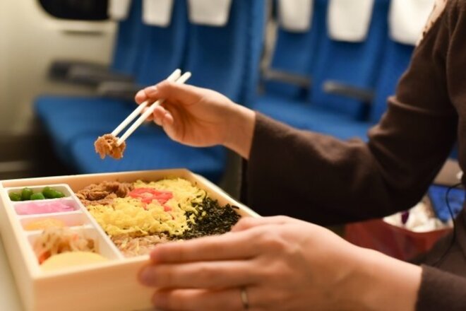 男女100人が選ぶ【新幹線で他人が食べていると嫌なもの】乗り物酔いにもつながる“密室”車内で迷惑な食べ物はの画像