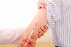 コロナワクチン接種率が減少した3つの理由 大学教授が指摘した副作用、レプリコンへの警戒も