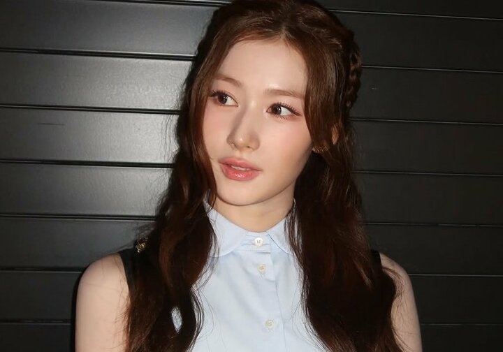 TWICE・サナ、ツヤ肌＆デコルテ際立つ黒タイトドレス姿にため息「美術品みたい」「こんなに完璧な人いる？」 