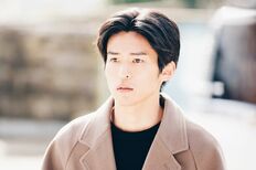 目黒蓮の「鎖骨に住みたい」絶賛の声「SnowMan後の単体表紙」爆推されでも揺るがない「グループ愛」と「強調した恩人の名前」