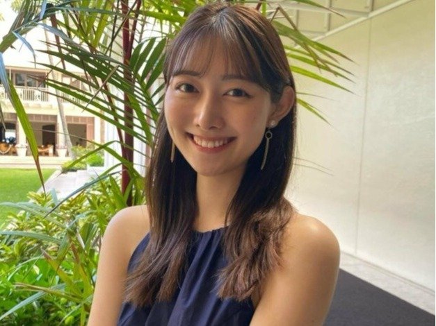 肩出しリゾートワンピの森山みなみアナウンサー