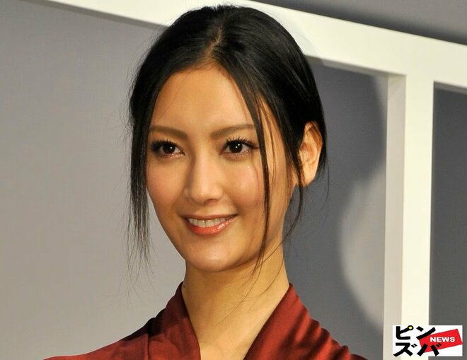 「こんな格好しててもいけてる」菜々緒、美脚露わな“開脚またがりポーズ”が沸騰「流石美のカリスマ」の画像