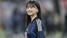 【W杯】「目力ハンパないって」“ピチピチ日本代表ユニ姿”が話題の元日向坂・影山優佳、現場壮観ショット＆分析に反響