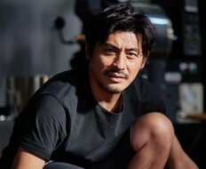 「カッコいい…やばっ…」坂口憲二、笑顔まぶしい近影で“電車移動”報告！「電車に乗られるんですねビックリ」