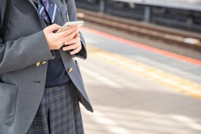 いまや高校生にとっては“必需品”、30～50代男女が最適だと思う「子どものスマホデビュー年齢」【トップ3】の画像