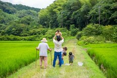 「夏休みに子どもとしたいこと」ランキング、帰省を抑えた「夏を味わえる」行事は【第4位以下】