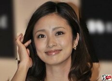 「仕草まで美女」上戸彩、“美二の腕全開”透け感ワンピ姿のモグモグショットに絶賛「可愛い過ぎる」
