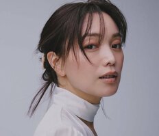 蛯原友里・46歳、「このビジュで双子は強いて」“ツインズルック”が注目の裏で…そっくり実妹・英里の近況は