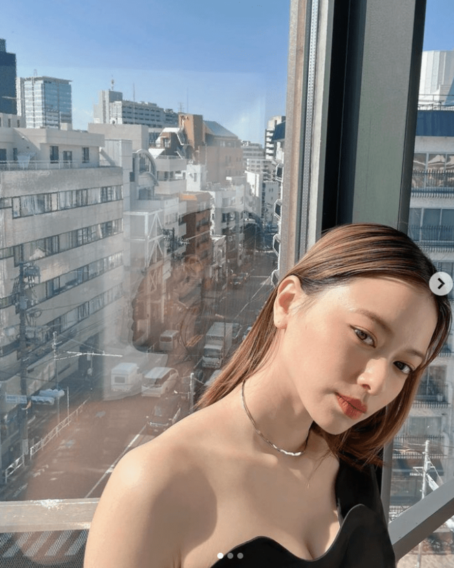 「顔面国宝なんよ」山本舞香“加工超え”美麗なドアップ自撮りにファン惚れ惚れ「そなたは美しい」！クロムハーツの指輪＆ド派手なピンクネイルも披露の画像