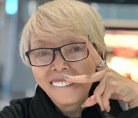 「全くもって別人ですね」研ナオコ“超ミニ丈スカートで美脚あらわに仁王立ち！デビュー曲ジャケ写に反響