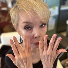 「かっこいいしかない」研ナオコ70歳、雰囲気ガラリ トレンド感あるサロペスカート姿に「立ち姿がお綺麗」の声