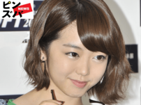 「宇宙でいちばん可愛い」峯岸みなみ、バッサリボブイメチェンとヘソ出し水着姿に反響！「ボブの破壊力えぐい…」