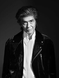 「泣けそうなぐらい男前DNA」佐藤浩市、イケメン息子と親子共演　『GQJAPAN』表紙でお揃い足組みポーズが沸騰