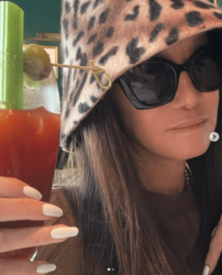 20代にしか見えない｢奇跡の73歳｣ヴェラ・ウォンは｢話題のアカデミー賞女優｣ミシェル・ヨー“歴史的スピーチ”のお手本!? 年齢不詳の“エイジレスボディ＆美貌”に感嘆の声!